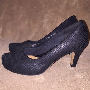 Clark’s Sz 3 Wide Fit blk leather 2.75” heels